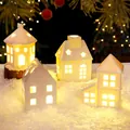 Lot de maisons de Noël en céramique blanche lumineuse sur fond de neige artificielle - Décorations de Noël / Ensemble de 4 Pièces en Céramique Blanche