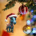 Detailansicht eines süßen Pferde-Weihnachtsschmucks mit Weihnachtsmütze am Baum - Cartoon Pferd Stil 05