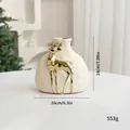 Cremeweiße Keramikvase zu Weihnachten mit goldenem Rentier-Relief, elegante Feiertagsdeko. - S / Vase / Beige Rentier