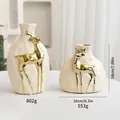 Cremefarbenes Keramik-Vasenset mit eleganten goldenen Hirschfiguren für Weihnachten. - Klein + Groß / Vasenset / Beige Rentier