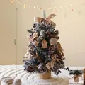 Mini albero di Natale in PE da 90cm con luci e fiocchi di juta decorativi - Albero di Natale Innevato PE con Luci [Set Mirtillo 90cm]