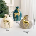 Set aus drei Keramikvasen mit goldenem Elchrelief in Blau, Creme und Grau, 16-18 cm hoch - Farbmischung 3er-Set / 3er-Set / Gemischte Farben
