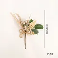 Kunstmatige kersttak met gouden bessen, groene bladeren en houten huisornament - Tak / Klein Huis