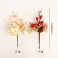 Set van twee kersttakken met crème roos, rode bessen en gouden dennenappel decoratie - Tak / Combinatie 9