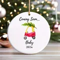 Nahaufnahme eines weißen runden Weihnachtsschmucks mit Coming Soon Baby 2024 Text - Baby kommt bald-Stil (10)
