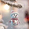 Primer plano de un adorable adorno de muñeco de nieve 3D colgado en un árbol de Navidad - Muñeco de Nieve con Strass