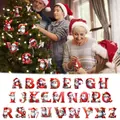 Detalle de 26 adornos navideños de acrílico 2D con letras y diseño de Papá Noel - Juego de 26 Letras Navideñas