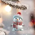 Detalle de un lindo adorno de muñeco de nieve 3D con gorro y bufanda de rayas rojas. - Muñeco de Nieve de Esmalte Blanco