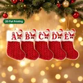 Set van rode 2D-acryl kerstsokornamenten met de Kerstman en de letters A tot E - 26-delige Letter Sok Set