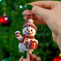 Lindo adorno de muñeco de nieve de Navidad 3D con gorro rojo y caja de regalo roja - Muñeco de Nieve de Navidad Estilo 2