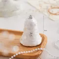 Witte klokvormige kerstversiering 8cm met zilveren sterren op een houten dienblad - 8cm / Zilveren Bel