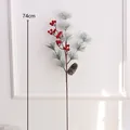 Ramo di Natale artificiale da 74 cm con bacche rosse e pigna innevata - Piccoli Aghi di Pino con Bacche Rosse