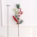 Ramo natalizio artificiale da 64 cm con bacche rosse e pigne innevate per decoro - Grandi Aghi di Pino Modello B