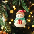 Detaillierte Ansicht eines süßen Schneemann-Anhängers an einem leuchtenden Weihnachtsbaum - Weihnachten Schneemann Stil (11)