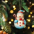 Festlicher Schneemann Acryl Anhänger elegant an einem beleuchteten Weihnachtsbaum hängend - Weihnachten Schneemann Stil (5)