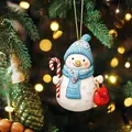Detail des Schneemann-Acrylanhängers mit Stock und Tasche am beleuchteten Weihnachtsbaum - Weihnachten Schneemann Stil (6)
