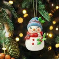 Detailansicht eines süßen Schneemann-Anhängers aus Acryl an einem Weihnachtsbaum. - Weihnachten Schneemann Stil (7)