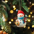 Detailansicht eines niedlichen Acryl-Schneemanns an einem festlichen Weihnachtsbaum - Weihnachten Schneemann Stil (8)