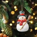 Detailansicht eines süßen Schneemann-Anhängers an einem Weihnachtsbaum mit Lichtern. - Weihnachten Schneemann Stil (10)