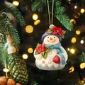 Detailansicht eines Acryl-Schneemann-Weihnachtsanhängers mit festlichen Bokeh-Lichtern - Weihnachten Schneemann Stil (12)