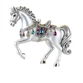 Detalle macro de un adorno de caballo plateado con decoraciones de piedras preciosas de colores - Caballo Blanco 1