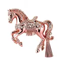 Vista detallada de un lujoso colgante de caballo en oro rosa con cristales y borla. - Caballo Rosa 1