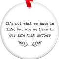 Runder weißer Acryl-Weihnachtsschmuck mit inspirierendem Spruch und festlichem rotem Band - Lebenszitat-Stil (15)