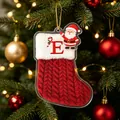 Feestelijke rode acryl kerstsok ornament met de letter E en kerstman ontwerp voor boom - Kerstsok Letter E