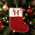 Feestelijke rode acryl kerstkous hanger met witte bontrand en de letter H voor boom - Kerstsok Letter H