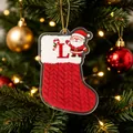 Rode acryl kerstboomversiering in de vorm van een sok met de Kerstman en letter L - Kerstsok Letter L