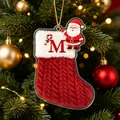 Mooie feestelijke rode acryl kerstsok hanger met gebreide textuur en de letter M - Kerstsok Letter M