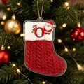 Feestelijke rode acryl kerstsok ornament met letter O en kerstman ontwerp voor de boom - Kerstsok Letter O