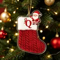 Feestelijke rode kerstkous hanger van acryl met letter Q en een kerstman afbeelding - Kerstsok Letter Q