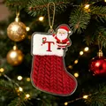 Rode acryl kerstsok ornament met letter T en kerstman voor de kerstboom hanger - Kerstsok Letter T