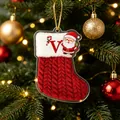 Gepersonaliseerd rood acryl kerstsok ornament met letter V en feestelijke Kerstman - Kerstsok Letter V