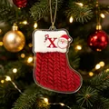 Rode gebreide kerstkous ornament van acryl met de letter X en het hoofd van de kerstman - Kerstsok Letter X