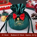 Sac cadeau de Noël en velours vert avec nœud rouge festif et petit détail de cloche - Bois de Renne Vert (Nœud)