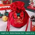 Pochette cadeau de Noël en velours rouge avec nœud vert et clochette dorée - Bois de Renne Rouge (Nœud)