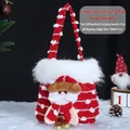 Handgebreide kerstcadeautas met kerstman en feestelijke witte rand van imitatiebont - Gebreide Sneeuwvlok Fluweel Stijl / Gebreide Sneeuwvlok Fluweel Kerstman Stijl