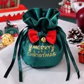 Pochette de Noël festive en velours vert avec cordon de serrage, nœud rouge et clochette - Tête de Renne Verte (Nœud)