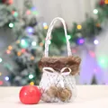 Feestelijke witte kerstcadeautas met pailletten, bruine imitatiebontrand en witte strik - Handtas Stijl met Ruitvormige Pailletten / Wit