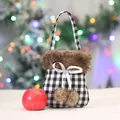 Geruite kerstcadeautas met imitatiebont en een decoratieve strik - Zwart-wit geblokte handtas stijl / Zwart Wit