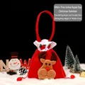Feestelijke rode fluwelen kerstcadeautas met schattig rendier en een rood handvat. - Flanel Trekkoord Rendier / Rood