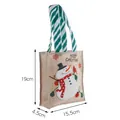 Kleine jute kerstcadeauzak met sneeuwpop en gestreepte handvatten, afmeting 15,5x19cm - Vierkante Sneeuwpop Stijl van Jute / Natuurlijk/Linnen