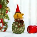 Schattige kerstbeer pop appel cadeauzakje in feestelijk groen met een rode kerstmuts erop - Berenstijl (Met Engelse Print) / Groen