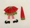Decoratieve rode kerstelf-wijnfleshoes met pailletten, gestreepte benen en puntmuts - Kerstelf-stijl
