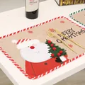Feestelijke jute placemat met kerstman-cartoon voor unieke decoratie van de kersttafel - Linnen Kerstman Omhelst Boom