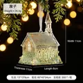 Adorno navideño colgante en forma de casa transparente con detalles de purpurina verde y luces. - Casa Verde Claro