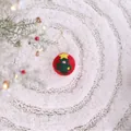 Boule de Noël en feutre rouge avec motif d'arbre sur un tapis blanc doux et texturé - Sphère / 1 Pièce / Sapin de Noël 3D