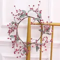 Festlicher gefrosteter roter Beeren Weihnachtskranz mit grünen Blättern für Deko - Beeren-Grünblatt-Kranz / L